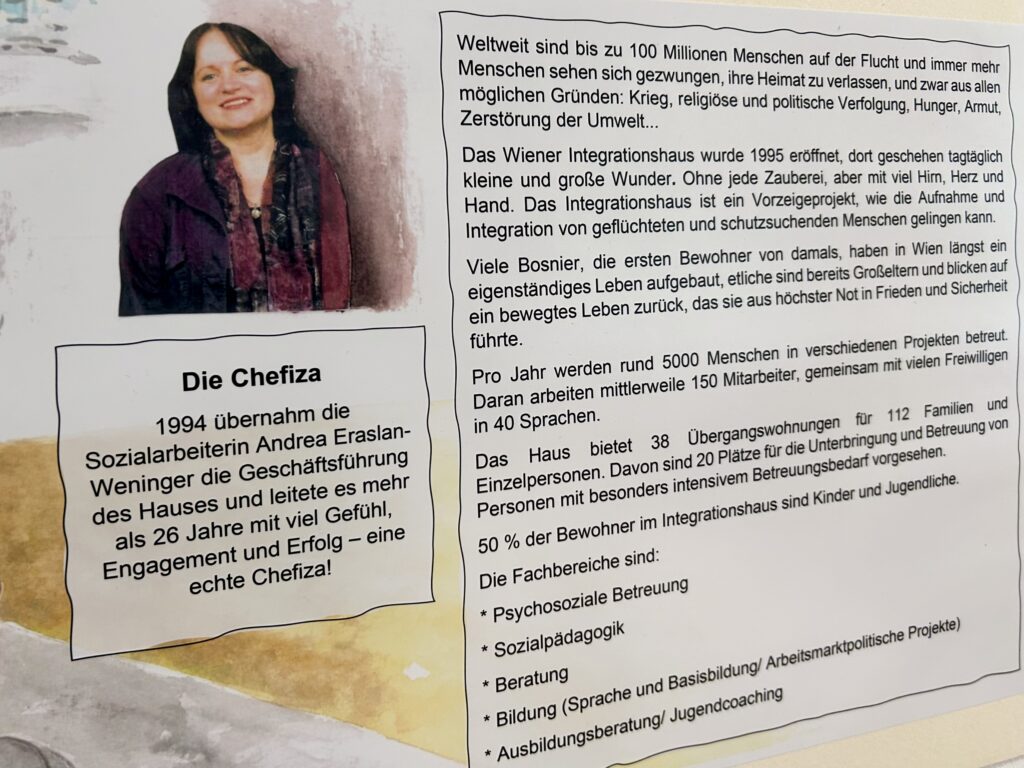 Eine Tafel in der Ausstellung "30 Jahre Integrationshaus" über die Geschäftsführerin Andrea Eraslan. 