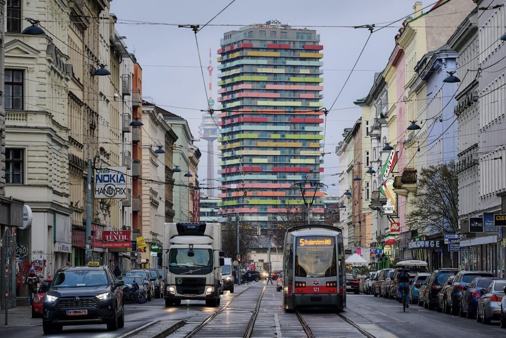 Betongold in der Brigittenau: Das Hochhaus Momento Living von der Wallensteinstraße aus gesehen. Foto: Christopher Mavrič