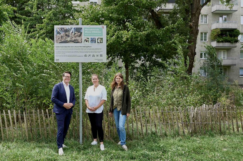 Umweltstadtrat und Bezirksvorsteherin der Brigittenau zeigen das Wiener Wäldchen