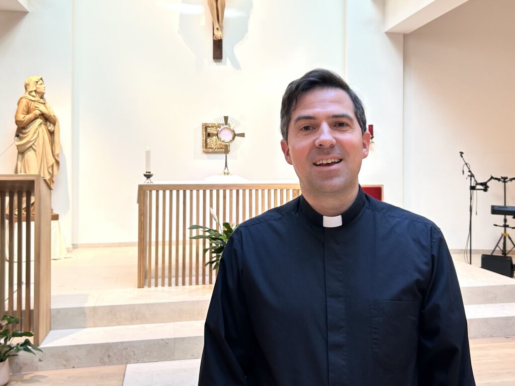 Der Priester Georg Rota vom Orden "Legionäre Christi" im neuen Zentrum in der Praterstraße. 