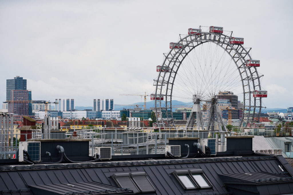 Dachlandschaft in der Leopoldstadt mit Blick aufs Riesenrad.