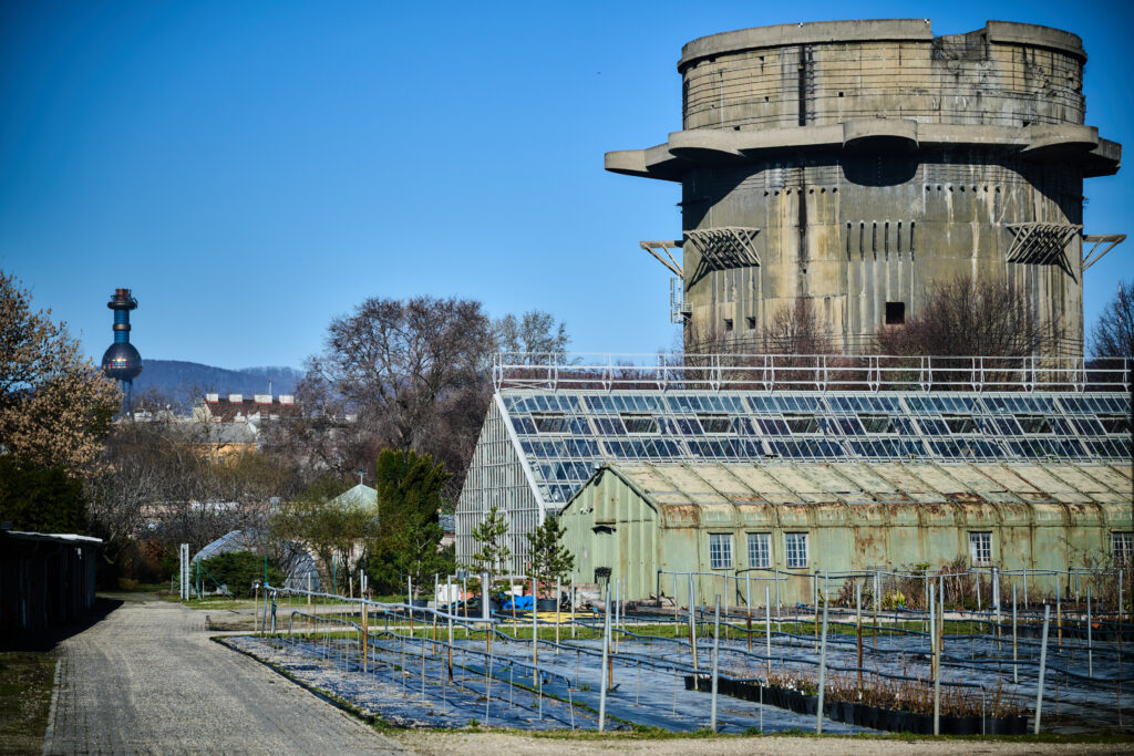 Der Flakturm und Gärten im Augarten. 