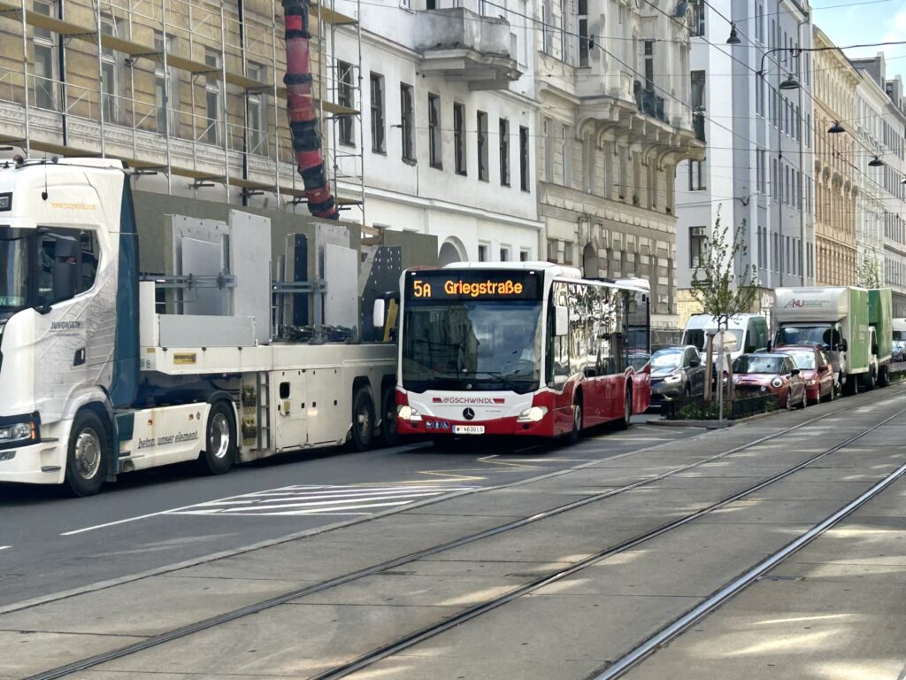 Ein Autobus der Linie 5A wird durch Falschparker behindert
